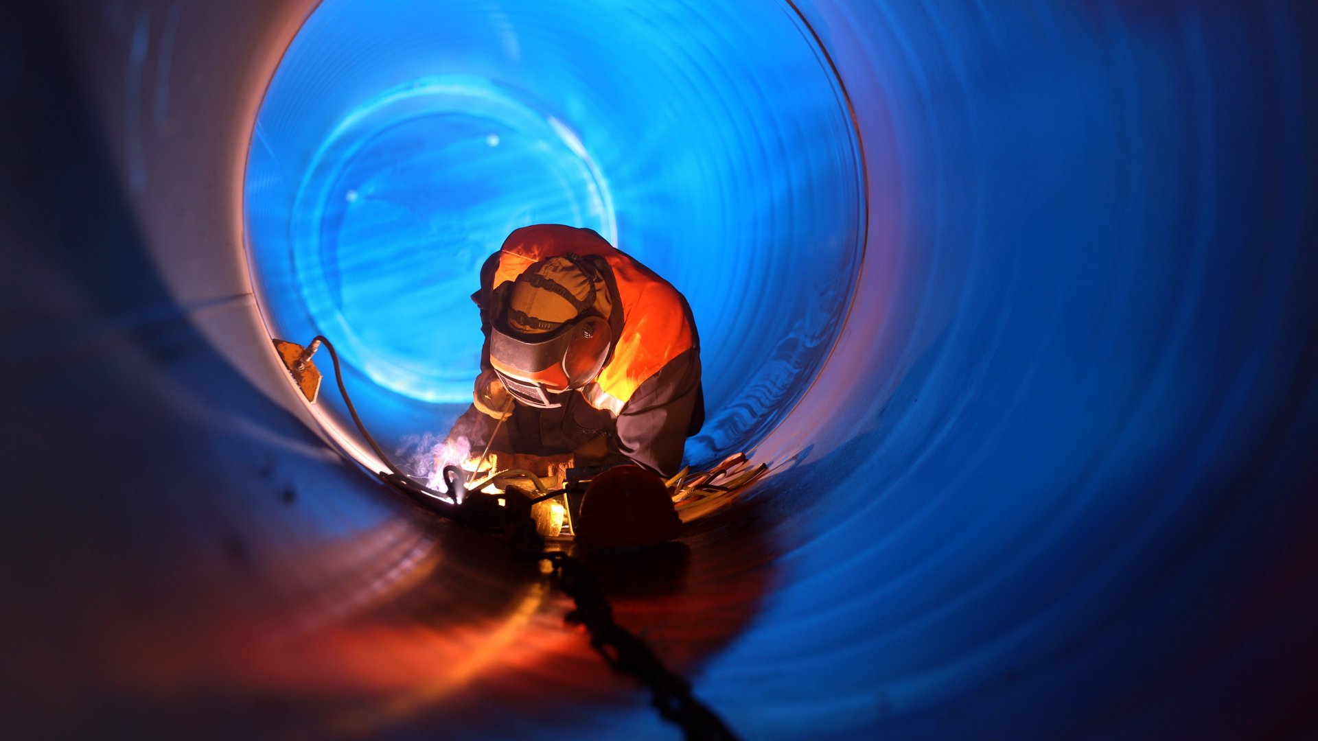 Pipe welder working